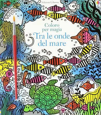 Tra le onde del mare. Ediz. illustrata - Fiona Watt - Libro Usborne 2017, Coloro per magia | Libraccio.it