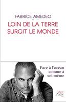   Loin de la terre surgit le monde
