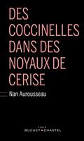   Des coccinelles dans des noyaux de cerise