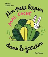   Un petit lapin mal cach&eacute; dans le jardin