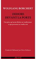   Dehors devant la porte