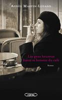   Les gens heureux lisent et boivent du café