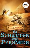   Im Schatten der Pyramide