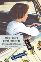   Mujer entra por la izquierda
