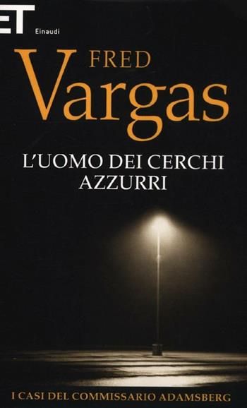 L' uomo dei cerchi azzurri. I casi del commissario Adamsberg - Fred Vargas - Libro Einaudi 2012, Super ET | Libraccio.it