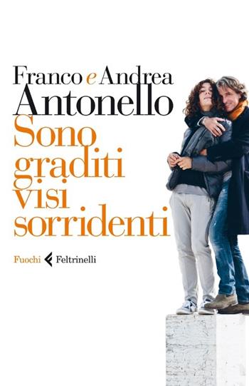 Sono graditi visi sorridenti - Franco Antonello, Andrea Antonello - Libro Feltrinelli 2013, Fuochi | Libraccio.it