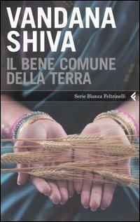 Il bene comune della Terra - Vandana Shiva - Libro Feltrinelli 2006, Serie bianca | Libraccio.it