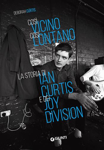 Così vicino, così lontano. La storia di Ian Curtis e dei Joy Division - Deborah Curtis - Libro Giunti Editore 2017, Bizarre | Libraccio.it