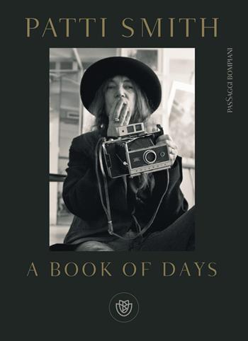 A book of days. Ediz. italiana - Patti Smith - Libro Bompiani 2023, PasSaggi | Libraccio.it