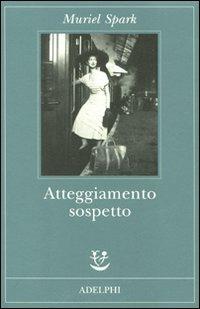 Atteggiamento sospetto - Muriel Spark - Libro Adelphi 2008, Fabula | Libraccio.it