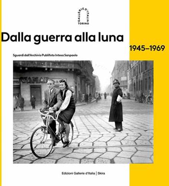 Dalla guerra alla luna 1945-1969 - Giovanna Calvenzi, Aldo Grasso - Libro Skira 2022, Fotografia | Libraccio.it