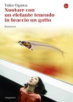   Nuotare con un elefante tenendo in braccio un gatto