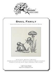 Snail family. Blackwork design - Valentina Sardu - Libro Marcovalerio 2017 | Libraccio.it
