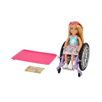 Barbie - Chelsea bambola bionda con sedia a rotelle, che indossa gonna e occhiali da sole, include rampa e foglio adesivi  Barbie 2022 | Libraccio.it