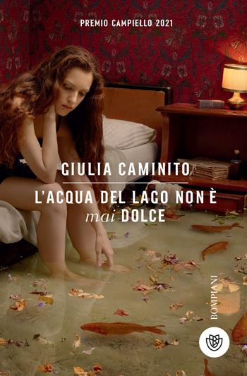 L' acqua del lago non è mai dolce - Giulia Caminito - Libro Bompiani 2025, Bompiani 1+1 | Libraccio.it