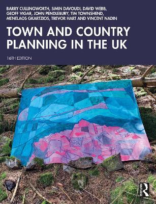 Town and Country Planning in the UK - Barry Cullingworth, Simin Davoudi, David Webb - Libro Taylor & Francis Ltd | Libraccio.it
