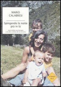 Spingendo la notte più in là. Storia della mia famiglia e di altre vittime del terrorismo - Mario Calabresi - Libro Mondadori 2007, Strade blu. Non Fiction | Libraccio.it