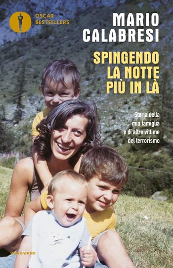 Spingendo la notte più in là. Storia della mia famiglia e di altre vittime del terrorismo - Mario Calabresi - Libro Mondadori 2017, Oscar bestsellers | Libraccio.it