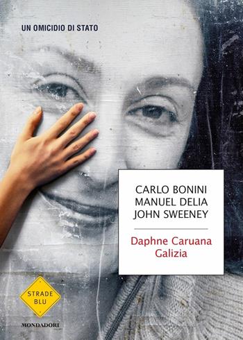 Daphne Caruana Galizia. Un omicidio di Stato - Carlo Bonini, Manuel Delia, John Sweeney - Libro Mondadori 2020, Strade blu | Libraccio.it