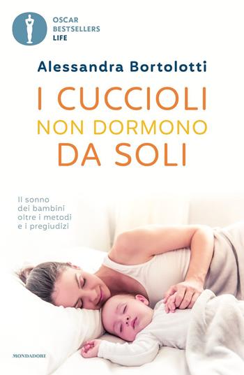 I cuccioli non dormono da soli. Il sonno dei bambini oltre i metodi e i pregiudizi - Alessandra Bortolotti - Libro Mondadori 2021, Oscar bestsellers life | Libraccio.it