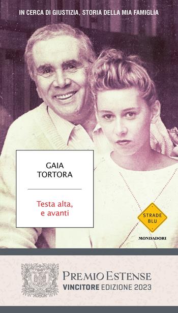 Testa alta, e avanti. In cerca di giustizia, storia della mia famiglia - Gaia Tortora - Libro Mondadori 2023, Strade blu | Libraccio.it