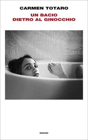 Un bacio dietro al ginocchio - Carmen Totaro - Libro Einaudi 2021, Supercoralli | Libraccio.it