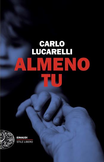 Almeno tu - Carlo Lucarelli - Libro Einaudi 2025, Einaudi. Stile libero | Libraccio.it