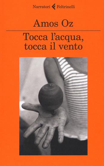 Tocca l'acqua, tocca il vento - Amos Oz - Libro Feltrinelli 2017, I narratori | Libraccio.it