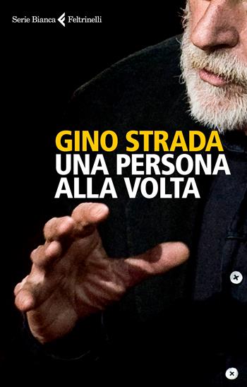 Una persona alla volta - Gino Strada - Libro Feltrinelli 2022, Serie bianca | Libraccio.it