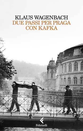 Due passi per Praga con Kafka - Klaus Wagenbach - Libro Feltrinelli 2025, Scintille | Libraccio.it