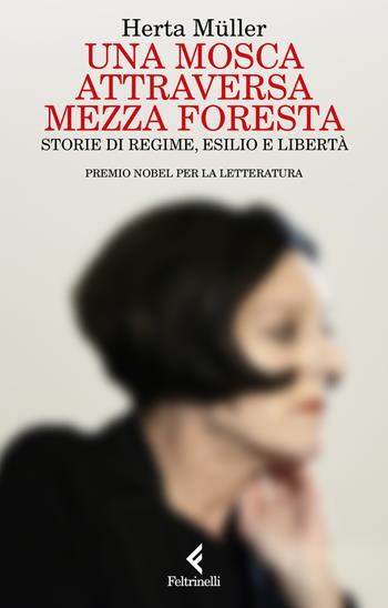 Una mosca attraversa mezza foresta. Storie di regime, esilio e libertà - Herta Müller - Libro Feltrinelli 2026, Scintille | Libraccio.it