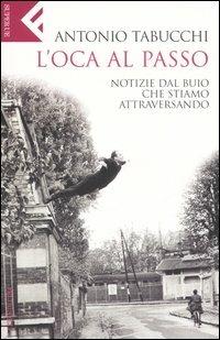 L'oca al passo. Notizie dal buio che stiamo attraversando - Antonio Tabucchi - Libro Feltrinelli 2006, Super universale economica | Libraccio.it