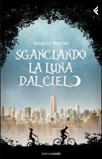 Sganciando la luna dal cielo - Gregory Hughes - Libro Feltrinelli 2011, Feltrinelli kids | Libraccio.it