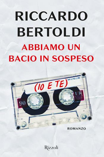 Abbiamo un bacio in sospeso (io e te) - Riccardo Bertoldi - Libro Rizzoli 2020, Rizzoli narrativa | Libraccio.it