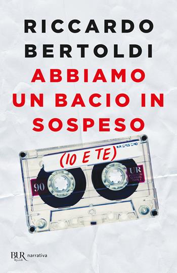 Abbiamo un bacio in sospeso (io e te) - Riccardo Bertoldi - Libro Rizzoli 2021, BUR Narrativa | Libraccio.it