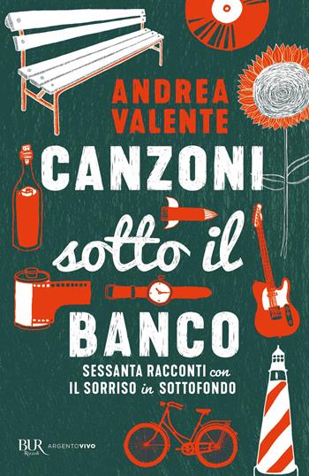 Canzoni sotto il banco. Sessanta racconti con il sorriso in sottofondo - Andrea Valente - Libro Rizzoli 2022, BUR Argentovivo | Libraccio.it