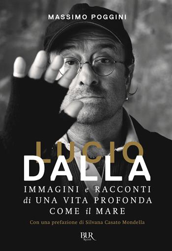 Lucio Dalla. Immagini e racconti di una vita profonda come il mare - Massimo Poggini - Libro Rizzoli 2022, BUR Varia | Libraccio.it