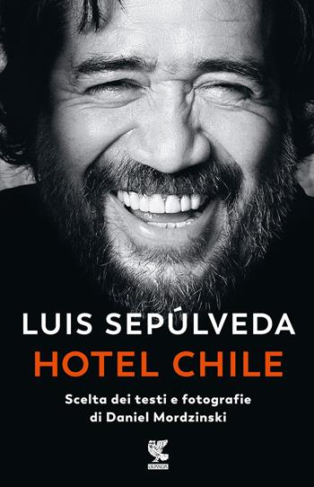 Hotel Chile. Scelta dei testi e fotografie di Daniel Mordzinski. Ediz. a colori - Luis Sepúlveda, Daniel Mordzinski - Libro Guanda 2023, Narratori della Fenice | Libraccio.it