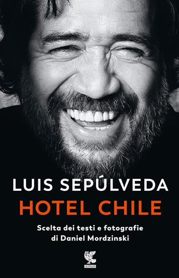 Hotel Chile. Scelta dei testi e fotografie di Daniel Mordzinski. Ediz. illustrata - Luis Sepúlveda, Daniel Mordzinski - Libro Guanda 2023, Narratori della Fenice | Libraccio.it