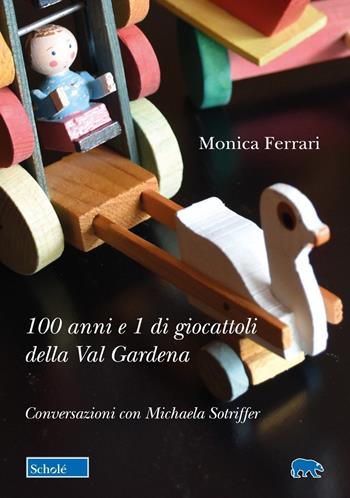100 anni e 1 di giocattoli della Val Gardena. Conversazioni con Michaela Sotriffer - Monica Ferrari, Michaela Sotriffer - Libro Scholé 2024, Orso blu | Libraccio.it