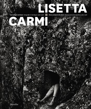 Voci allegre nel buio. Fotografie in Sardegna 1962-1976-Merry voices in the dark. Photographs from Sardinia 1962-1976. Ediz. bilingue  - Libro Marsilio 2021, Cataloghi | Libraccio.it