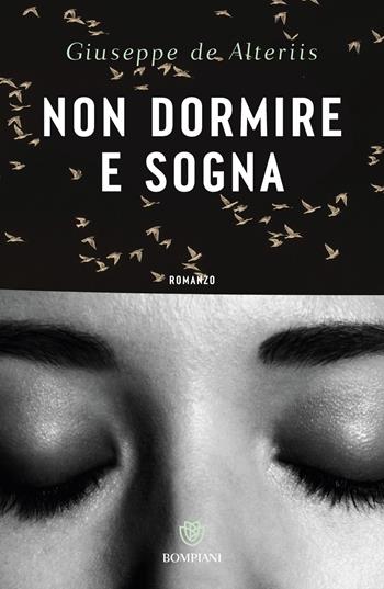 Non dormire e sogna - Giuseppe De Alteriis - Libro Bompiani 2026, Narratori italiani | Libraccio.it