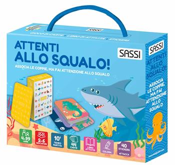 Attenti allo squalo! Valigetta con carte e stickers. Ediz. a colori. Con 44 carte - Irena Trevisan, Giulia Meneguzzo - Libro Sassi 2023, Sassi junior | Libraccio.it