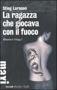 La ragazza che giocava con il fuoco. Millennium trilogy. Vol. 2 - Stieg Larsson - Libro Marsilio 2010, Tascabili Maxi. Gialli | Libraccio.it