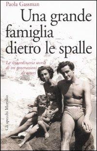 Una grande famiglia dietro le spalle. La straordinaria storia di tre generazioni di attori - Paola Gassman - Libro Marsilio 2007, Gli specchi della memoria | Libraccio.it