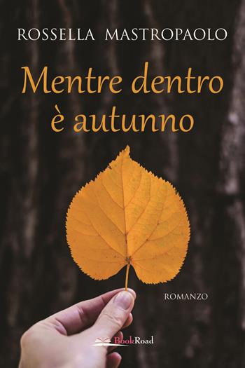 Mentre dentro è autunno - Rossella Mastropaolo - Libro Bookroad 2020 | Libraccio.it