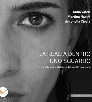 La realtà dentro uno sguardo. Lo scatto coglie l'istante e trasmette una storia - Antonella Ciocia, Martina Nasini, Anna Valeri - Libro Nuova Cultura 2021 | Libraccio.it