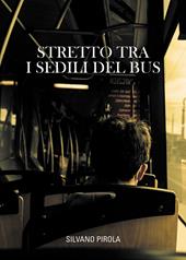 Stretto tra i sedili del bus