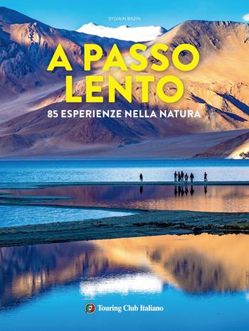 A passo lento. 85 esperienze nella natura - Sylvain Bazin - Libro Touring 2020 | Libraccio.it