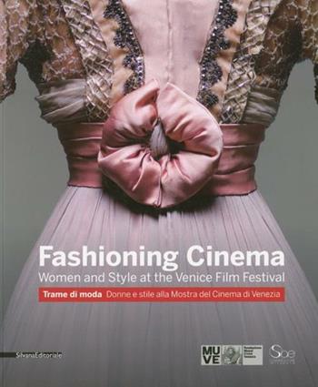 Fashioning cinema. Women and style at the Venice Film Festival-Trame di moda. Donne e Stile alla Mostra del Cinema di Venezia. Ediz. bilingue  - Libro Silvana 2012, Cataloghi di mostre | Libraccio.it